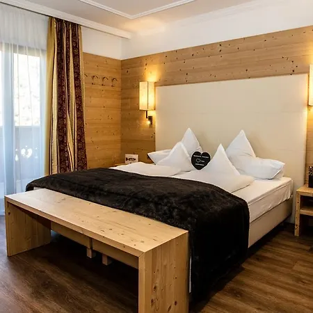 Dorfer Alpine&charming 4* Wolkenstein in Gröden